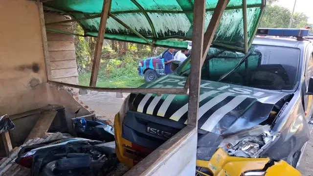 Mobil Dinas Polri Terlibat Kecelakaan Beruntun di Simalungun, Pengendara Diduga Kurang Hat...