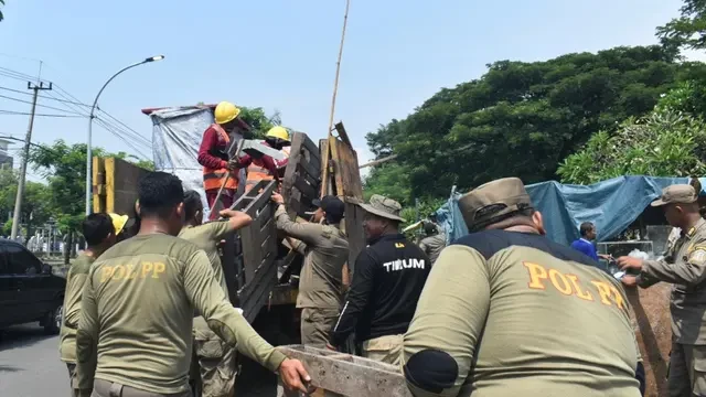 Lapak PKL di Kaki Jembatan Suramadu Jadi Sarang Miras dan Prostitusi