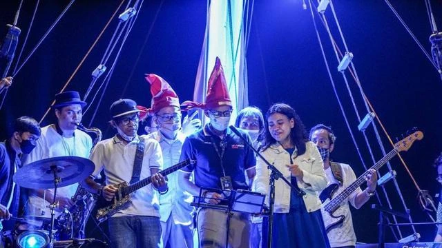 Ditemani Atta Halilintar, Sandiaga Uno Membuka Makassar Jazz Festival di Atas Kapal Phinis...