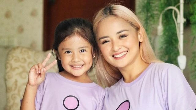 Mengharukan, Putri Joanna Alexandra Diwisuda Sambil Memeluk Gambar Mendiang Ayah