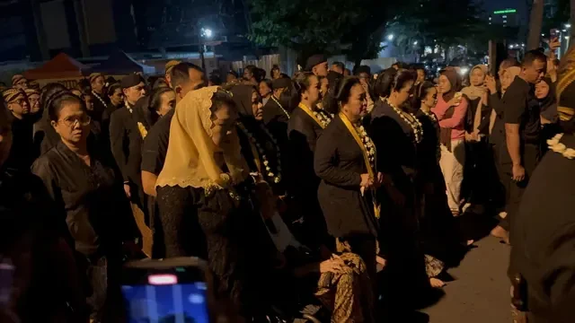 Ritual Sakral! Titiek Soeharto dan Shinta Nuriyah Wahid Ikuti Tapa Bisu Malam 1 Sura di Ma...
