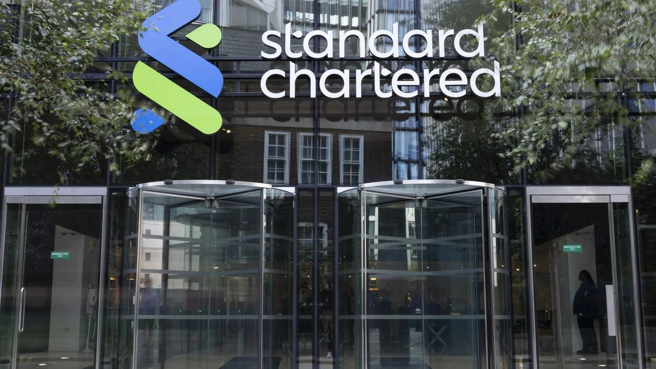 Standard Chartered Bakal PHK 15% Karyawan