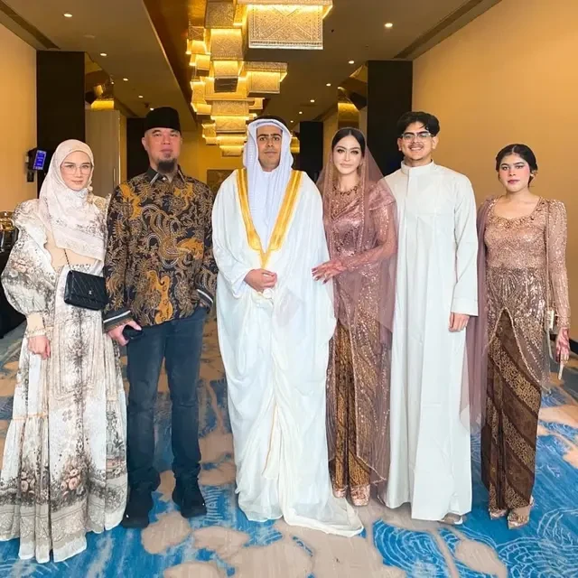Potret Ahmad Dhani dan Mulan Jameela Kondangan di Bali, Tampil Elegan dengan Gaya Vintage