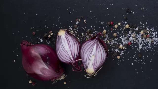 Hemat Waktu, Begini Trik Kupas Bawang Merah dalam 10 Detik Tanpa Bikin Mata Perih