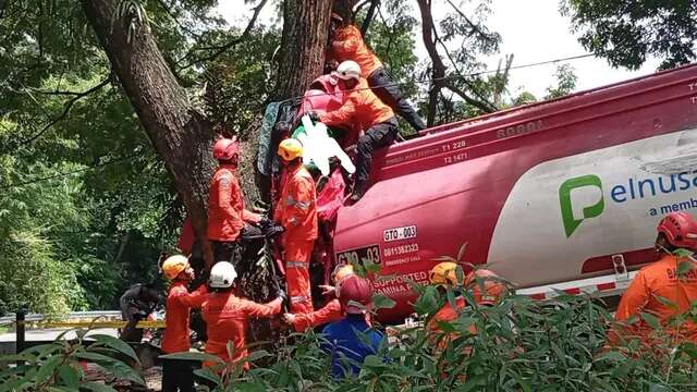 Tim SAR Evakuasi Korban Kecelakaan Maut Mobil Pertamina di Gorontalo Utara