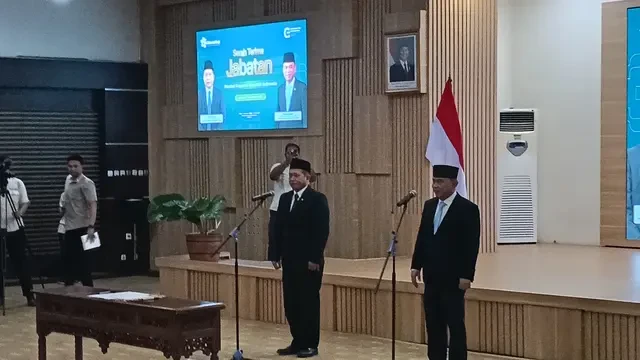Budi Arie Setiadi dan Ferry Juliantono Saling Balas Pantun saat Sertijab Menteri Koperasi
