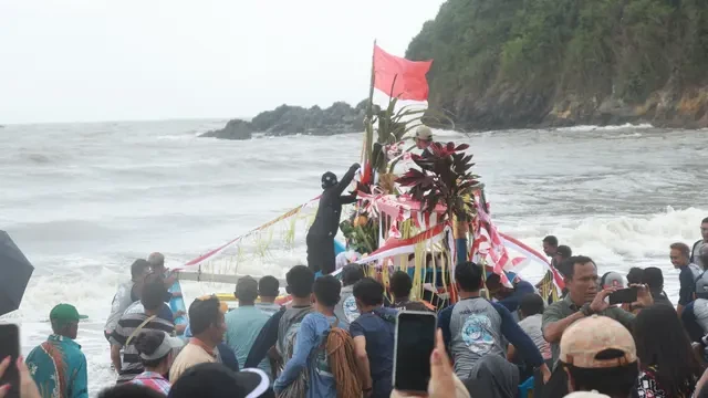 Wujud Syukur Nelayan Banyuwangi dalam Ritual Petik Laut Lampon
