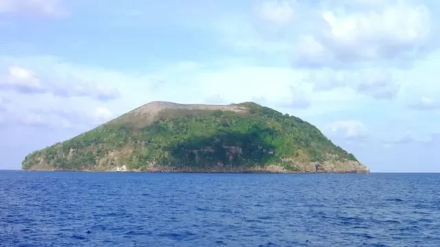 6 Fakta Menarik Gunung Manuk di Maluku yang Terletak di Pulau Tak Berpenghuni