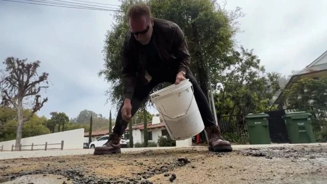 Gemas dengan Pemerintah yang Lambat, Arnold Schwarzenegger Turun Tangan untuk Perbaiki Jal...