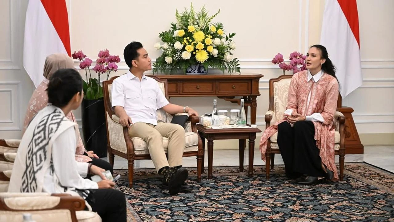 5 Potret Outfit Nadine Chandrawinata saat Bertemu Wapres Gibran, Anggun dengan Batik Moder...