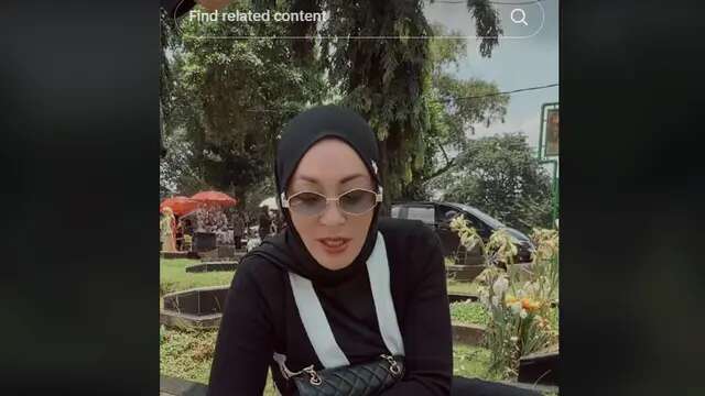 Angelina Sondakh Ziarah ke Makam Adjie Massaid: Sudah 14 Kali Puasa Tanpamu