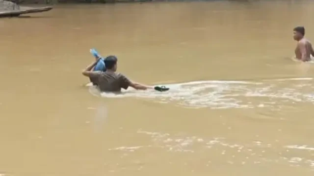 Cerita Perjuangan Ahad, Penghulu yang Rela Bertaruh Nyawa Menyeberangi Sungai Demi Nikahka...