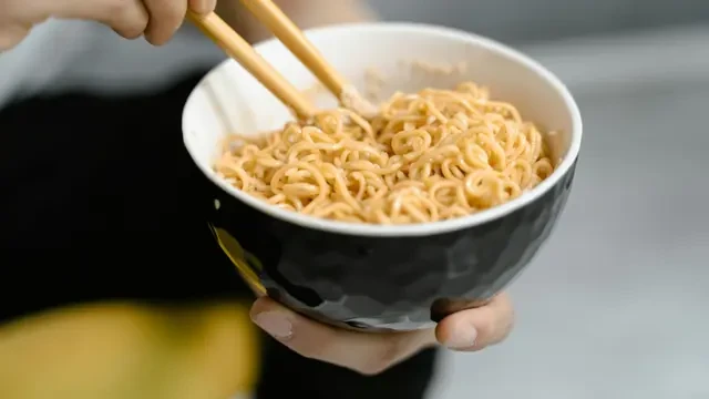 Mie Instan Memang Praktis, Tapi Tekanan Darah Bisa Melonjak