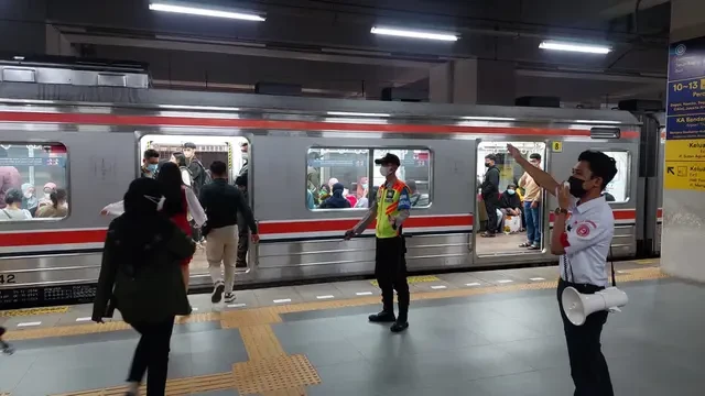Antisipasi Demo Ojol, KRL Commuter Line Jabodetabek Siagakan 124 Petugas Keamanan