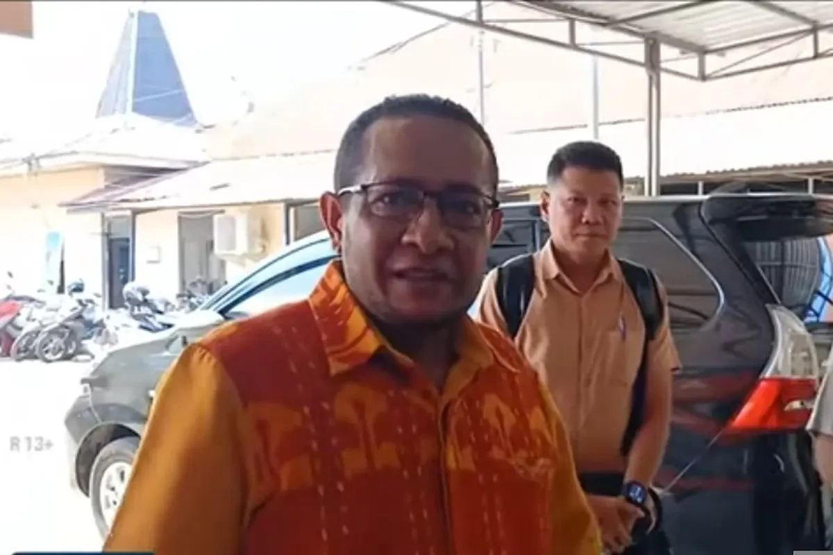 Ketua DPRD TTU Serahkan Video Dokter Icha ke Polisi