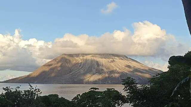 Gempa Vulkanik dan Tektonik Masih Terjadi di Gunung Ruang