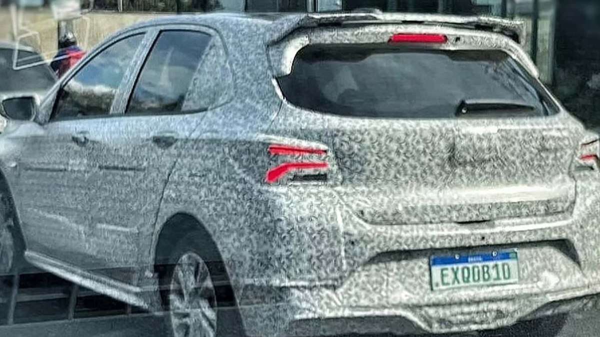 Chevrolet Onix 2025 é flagrado em testes: hatch e sedã devem chegar
com novidades