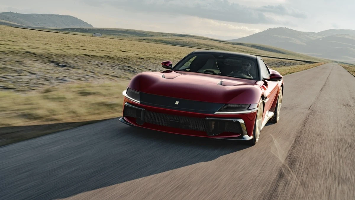Ferrari cria 12Cilindri com câmbio manual fake