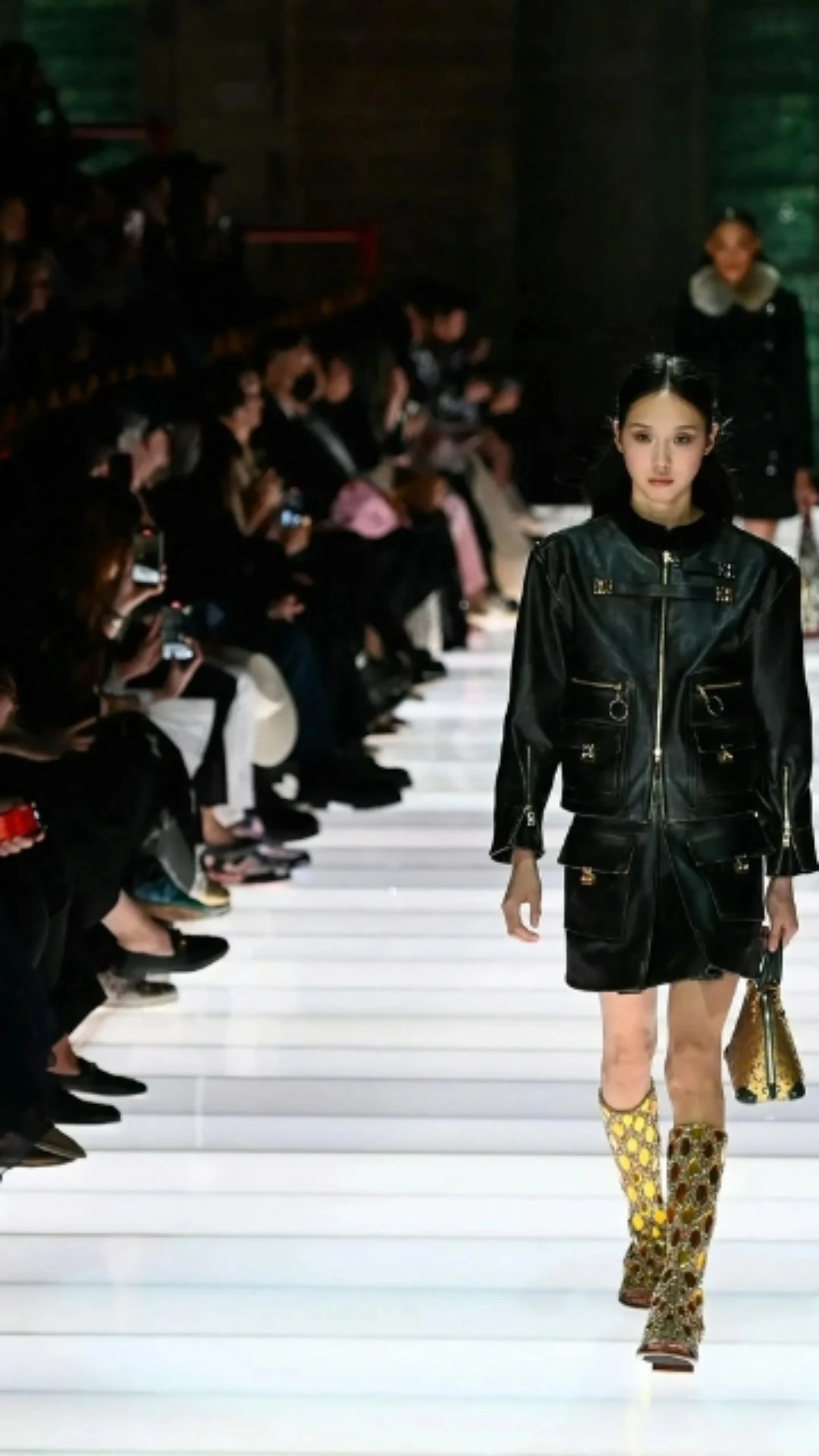 Louis Vuitton apresenta coleção resort 2026 em castelo na França