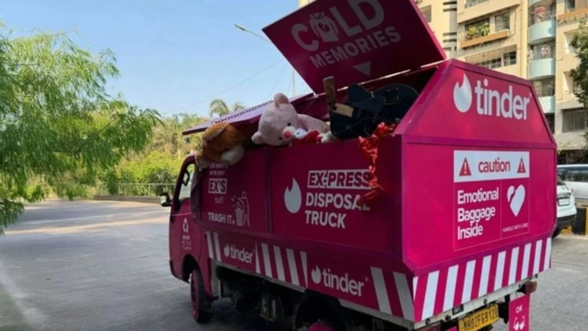 Tinder usa caminhão de lixo para coletar itens de ex-namorados