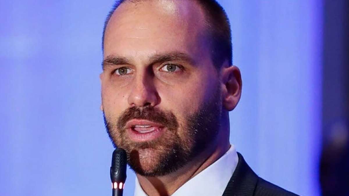 Eduardo Bolsonaro se oferece como possível solução para a direita nas eleições de 2026