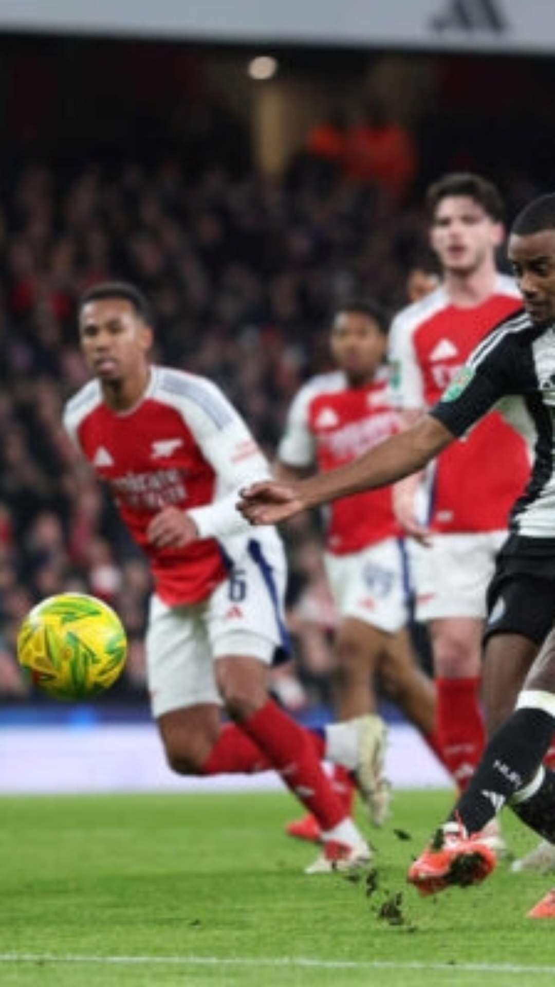 Eficiente, Newcastle vence o Arsenal e abre vantagem na semifinal da Copa da Liga Inglesa