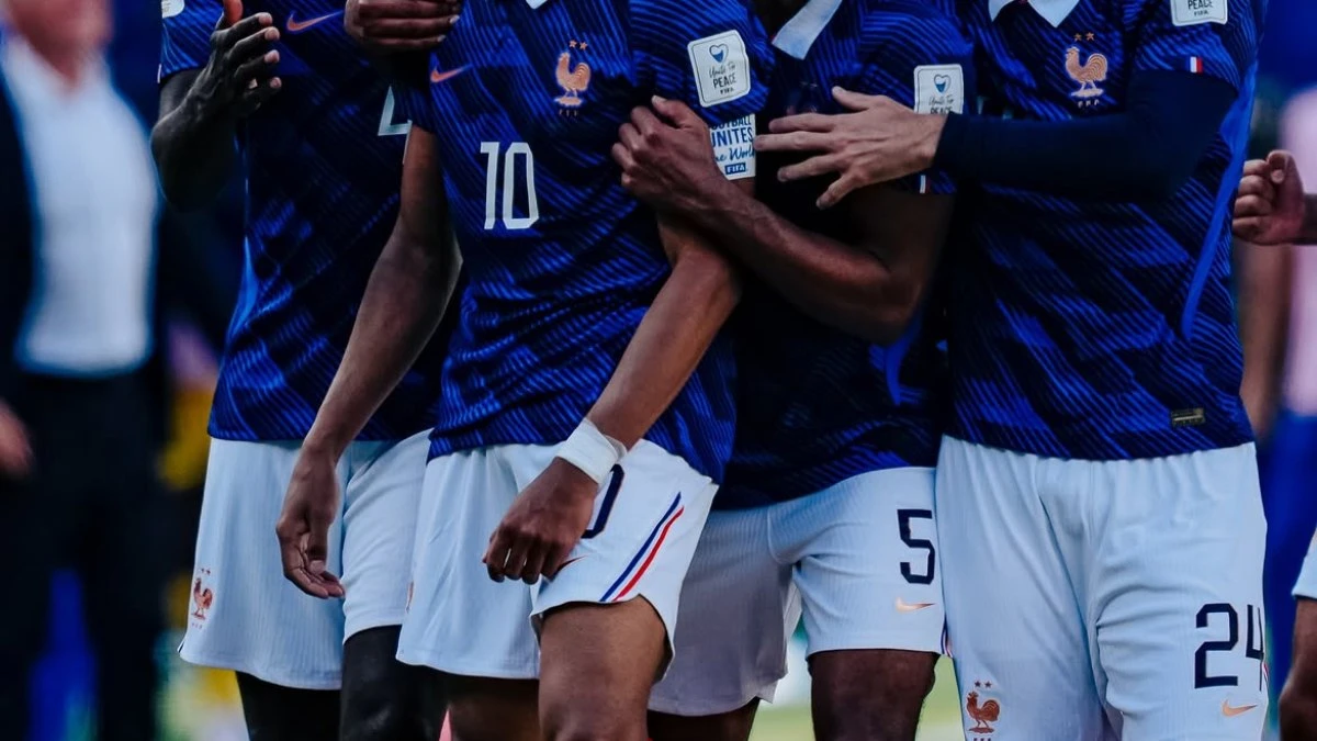 Craque vive à beira de colapso e cria caos na seleção francesa