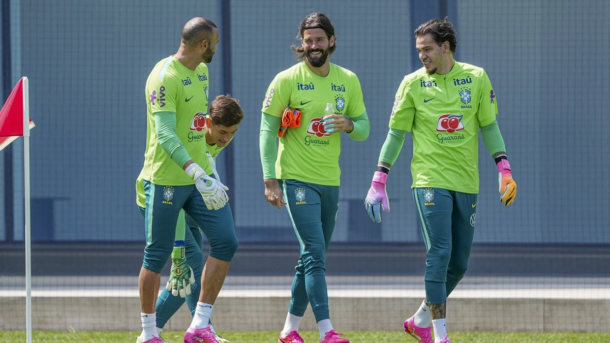 Alisson afirma que está 100% e comenta ausências de Hugo e Bento
