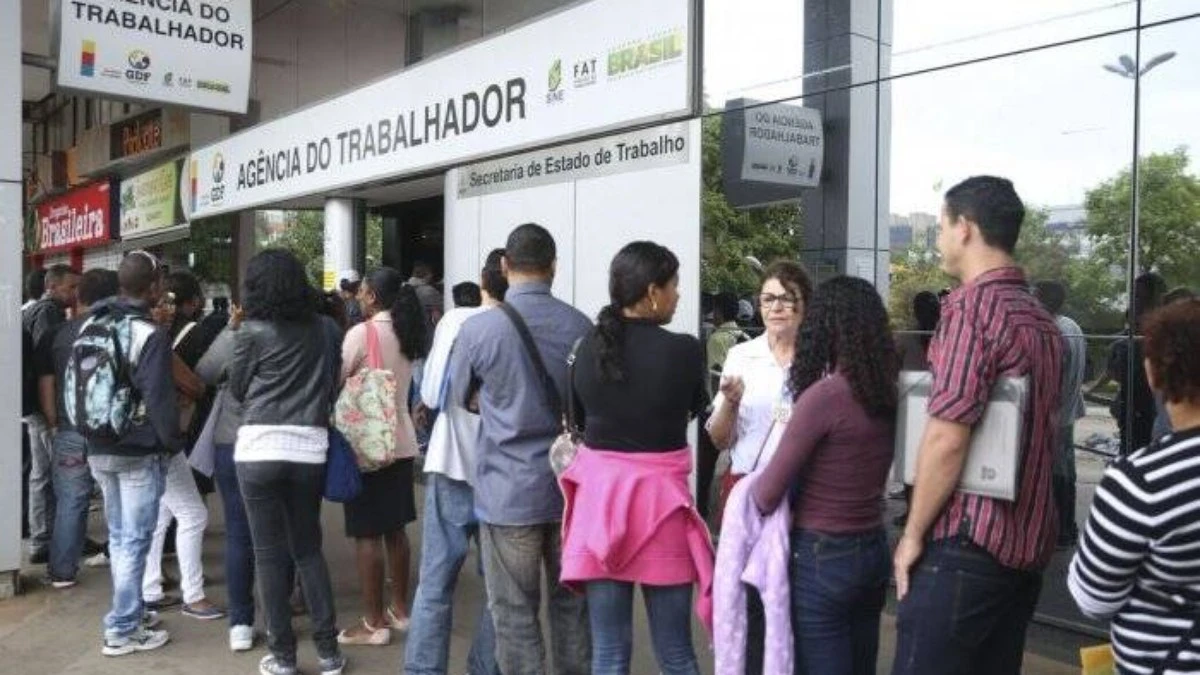 Taxa de desocupação de mulheres e negros fica acima da média nacional