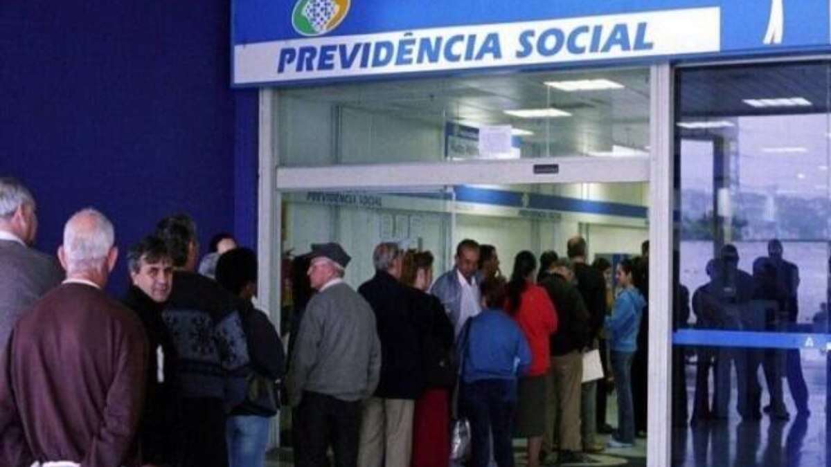 Carlos Lupi promete tempo máximo de 30 dias na fila do INSS em 2024