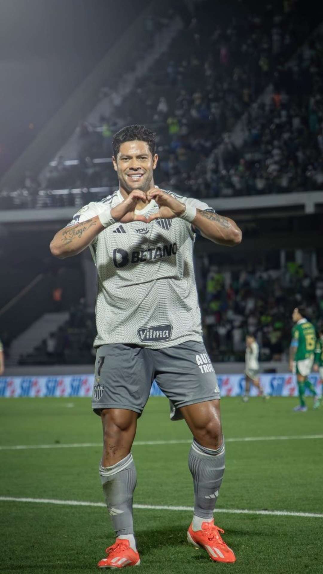 Atuações ENM: Hulk marca golaço de falta mas lateral e meio-campista cometem pênaltis em derrota do Atlético-MG no Campeonato Brasileiro