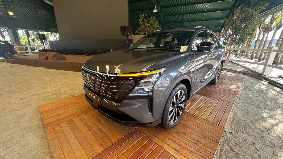 Sem eletrificação, CS75 estreia com pretensão premium