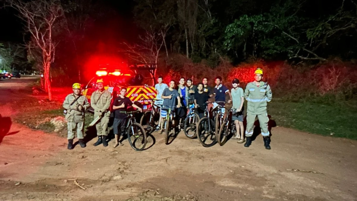 Bombeiros localizam 9 adolescentes perdidos em mata