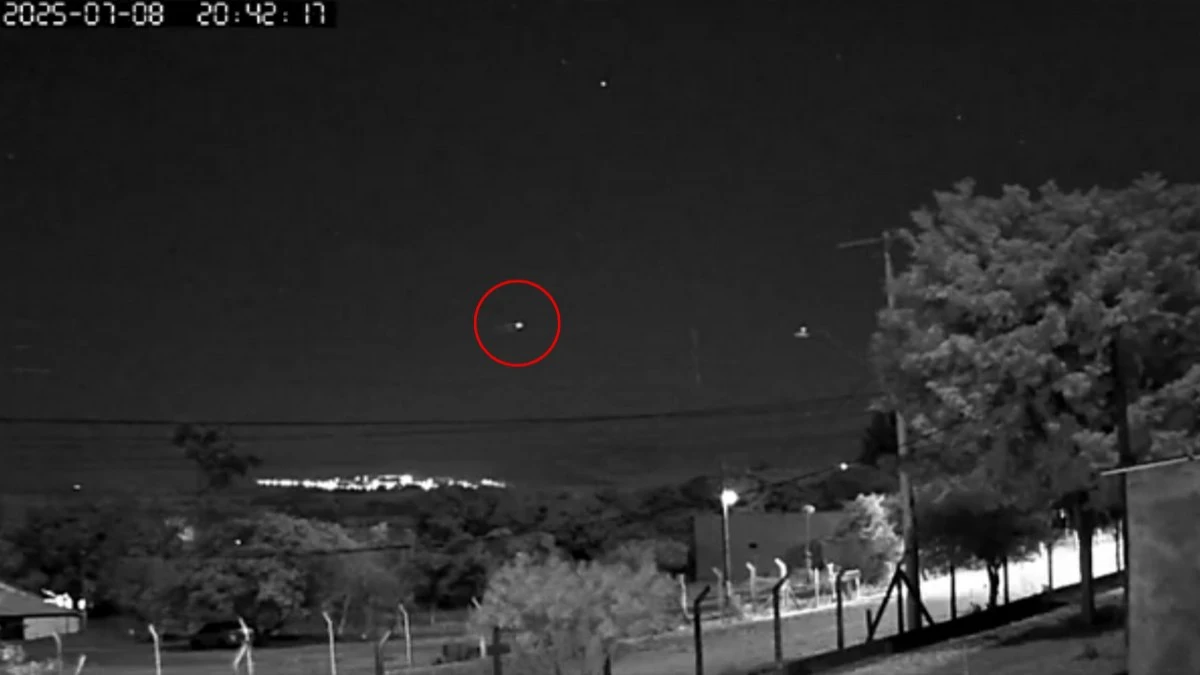 Câmera registra aparição de OVNIs na noite de Piracicaba; veja