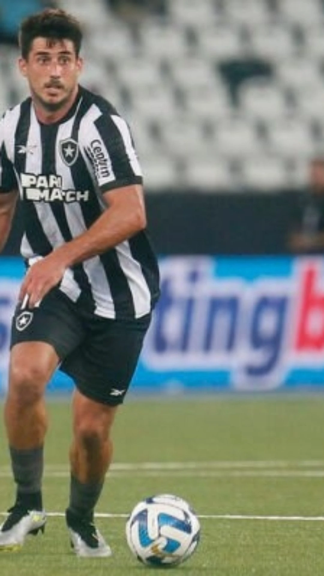 Gabriel Pires é sondado por clubes brasileiros, mas pretende seguir no Botafogo
