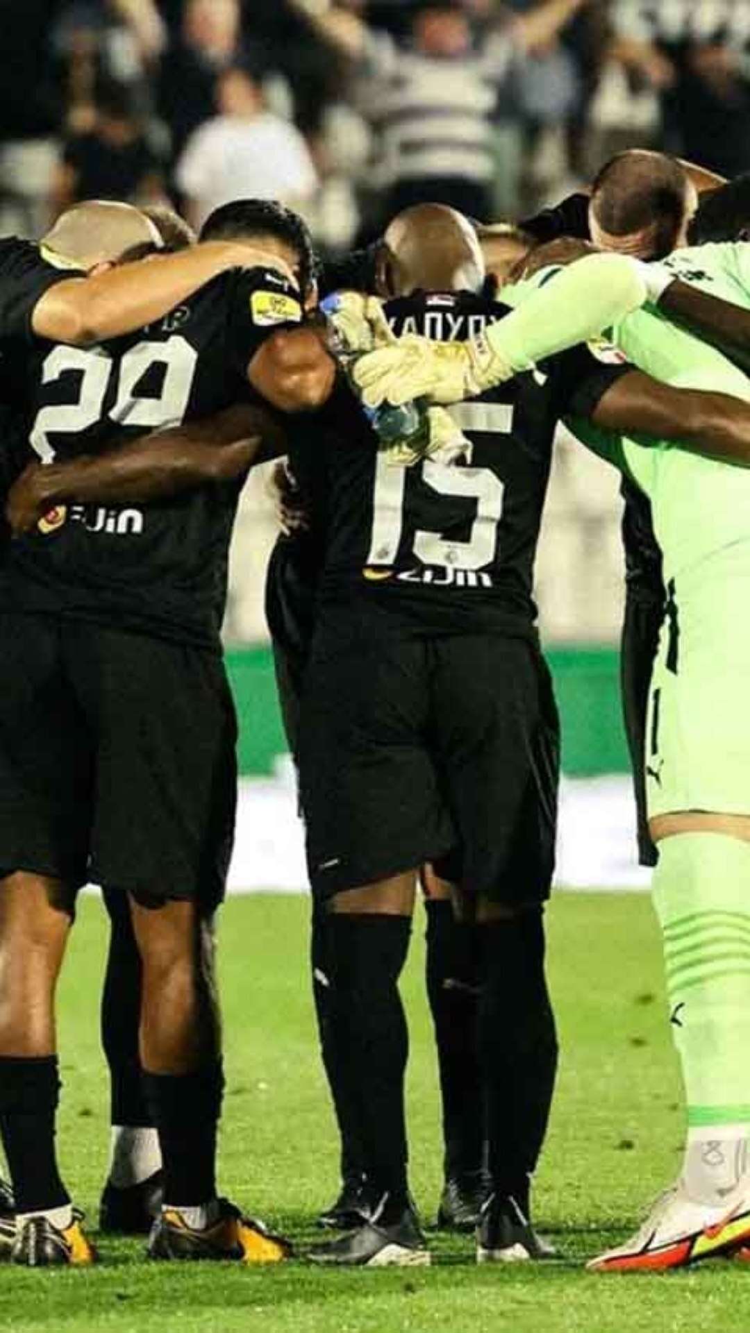 Técnico se fere em invasão de torcedores ao vestiário após goleada em clássico na Sérvia