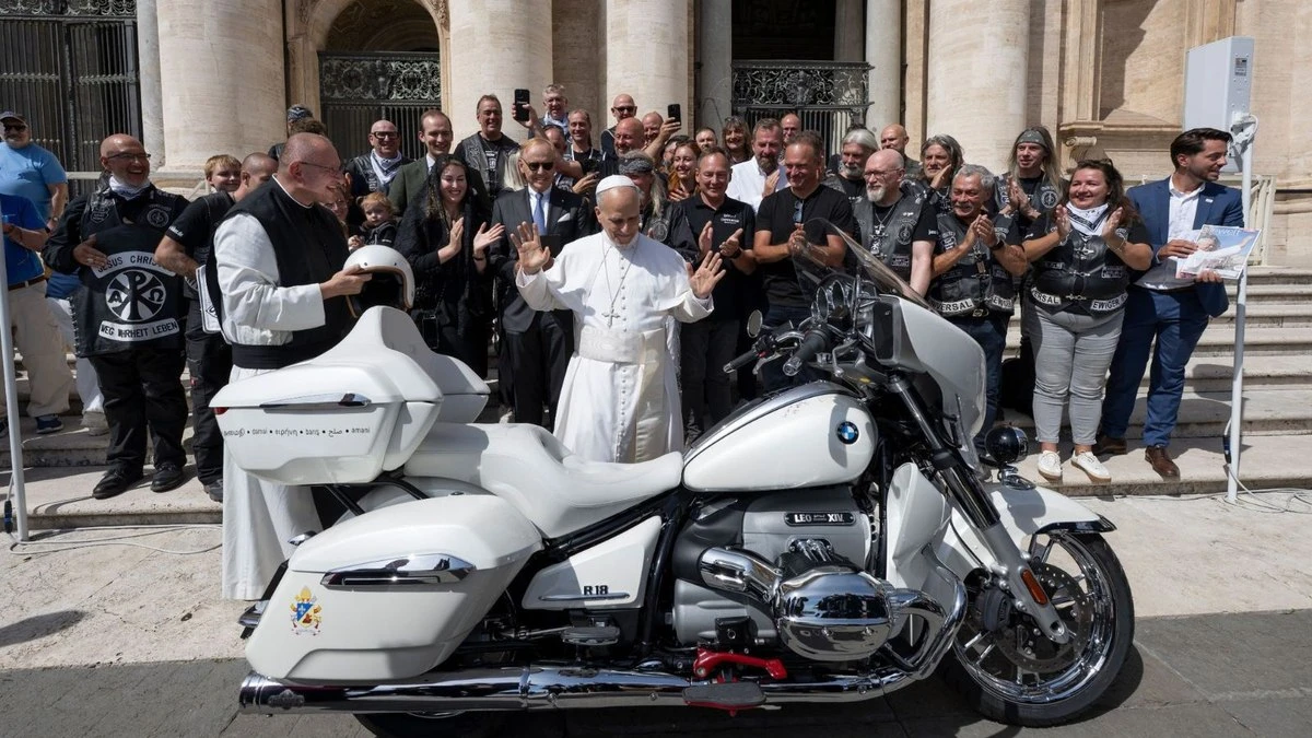 BMW leiloa moto abençoada pelo Papa e arrecada 130 mil euros
