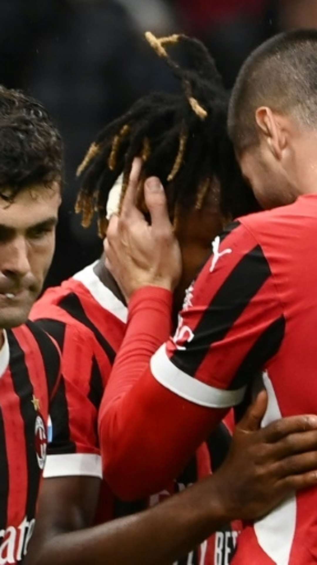 Com um jogador a menos, Milan vence Udinese (1-0) e é 3º no Italiano