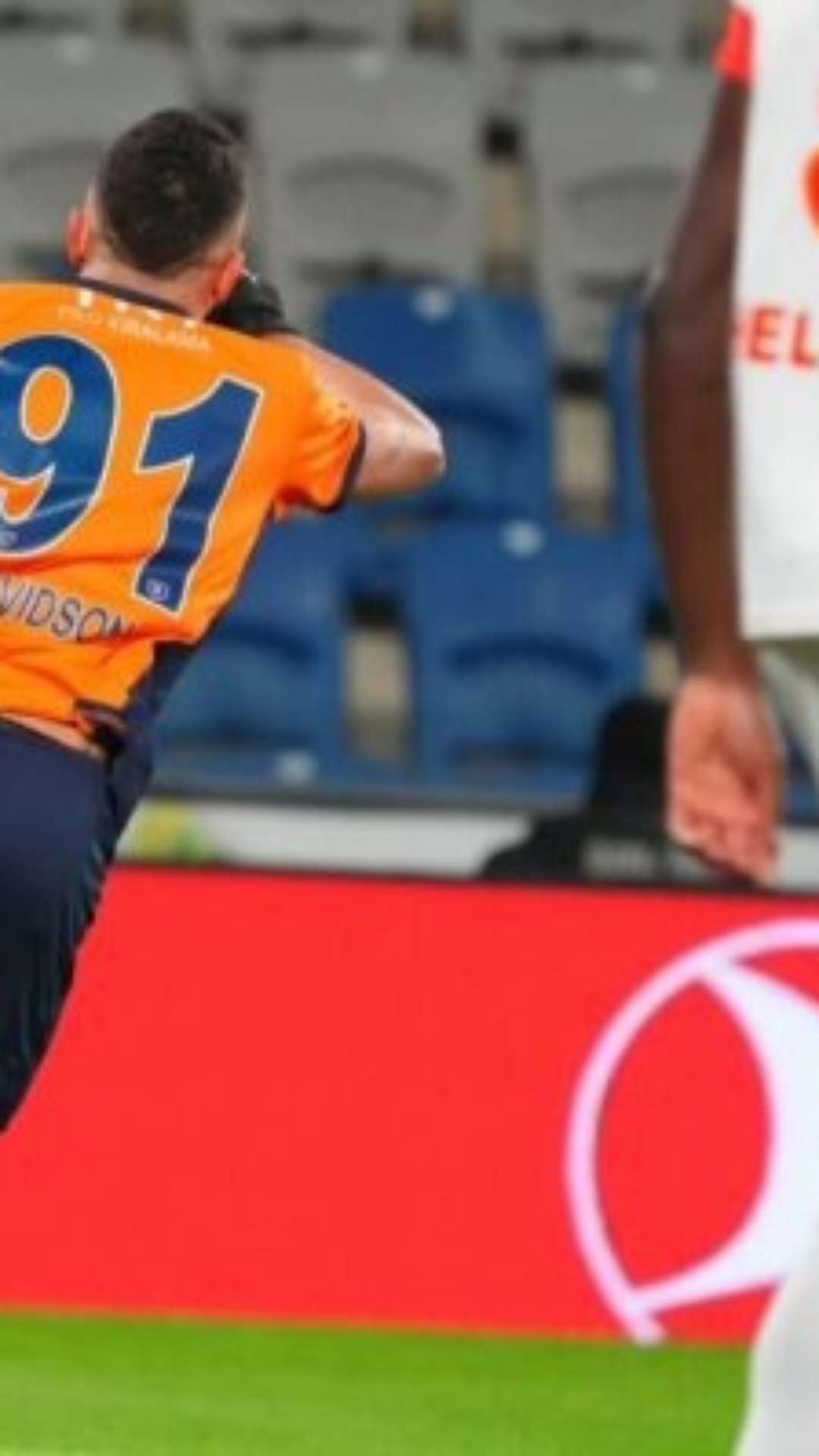 Davidson marca, Basaksehir goleia e encerra jejum