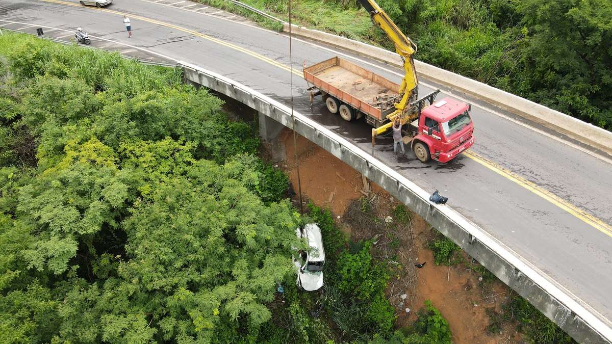 Carro cai 40 metros em ribanceira, mas casal sai ileso; veja vídeo de resgate