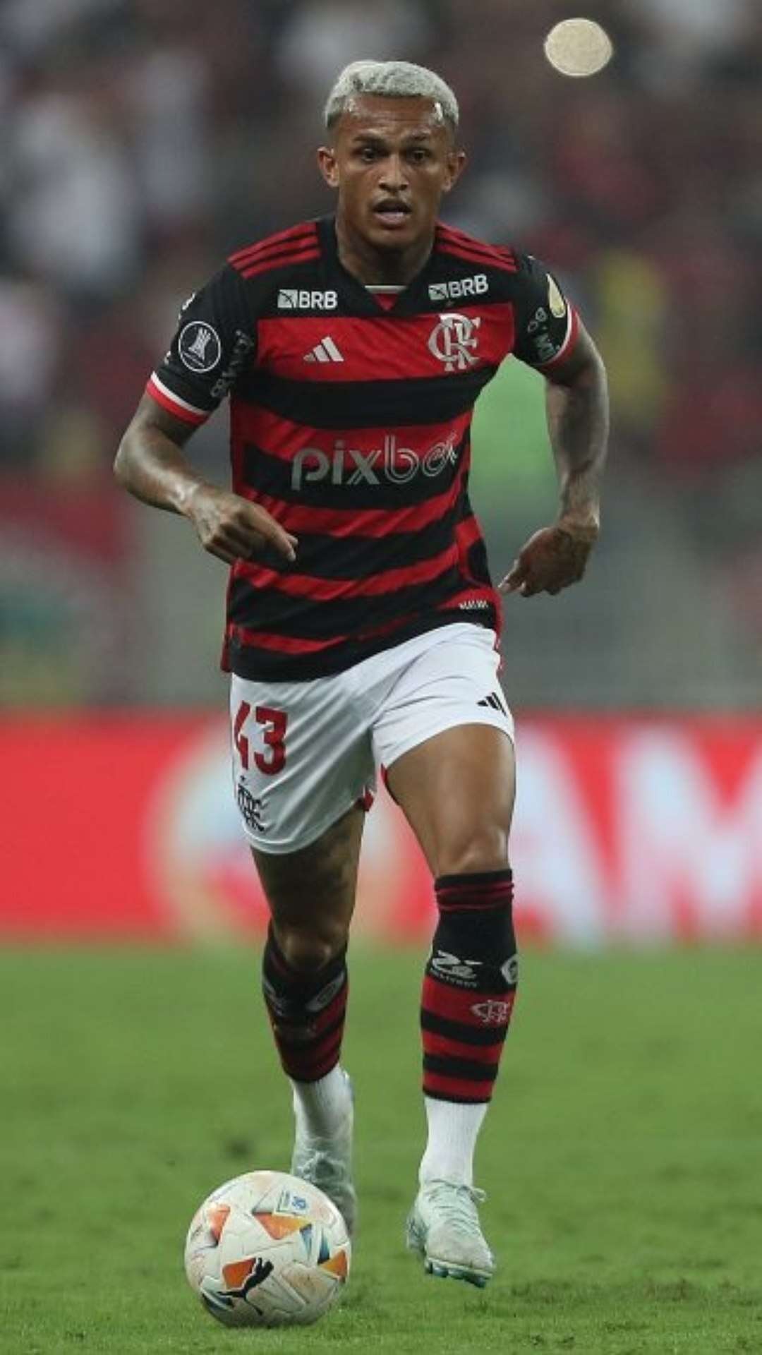 Wesley vira xodó da torcida do Flamengo com boas atuações