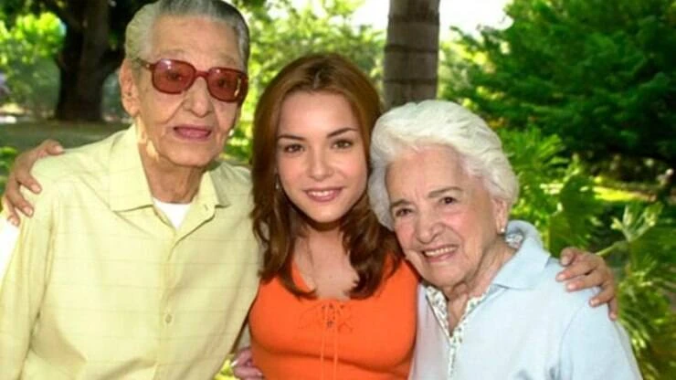 Regiane Alves faz homenagem ao Dia do Idoso com foto de Doris com os avós
