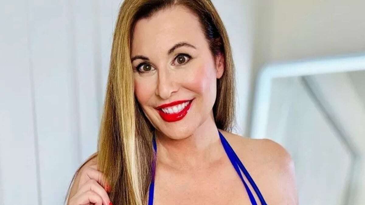 Modelo de 57 anos usa IA para criar versões de si mesma de biquíni, veja fotos