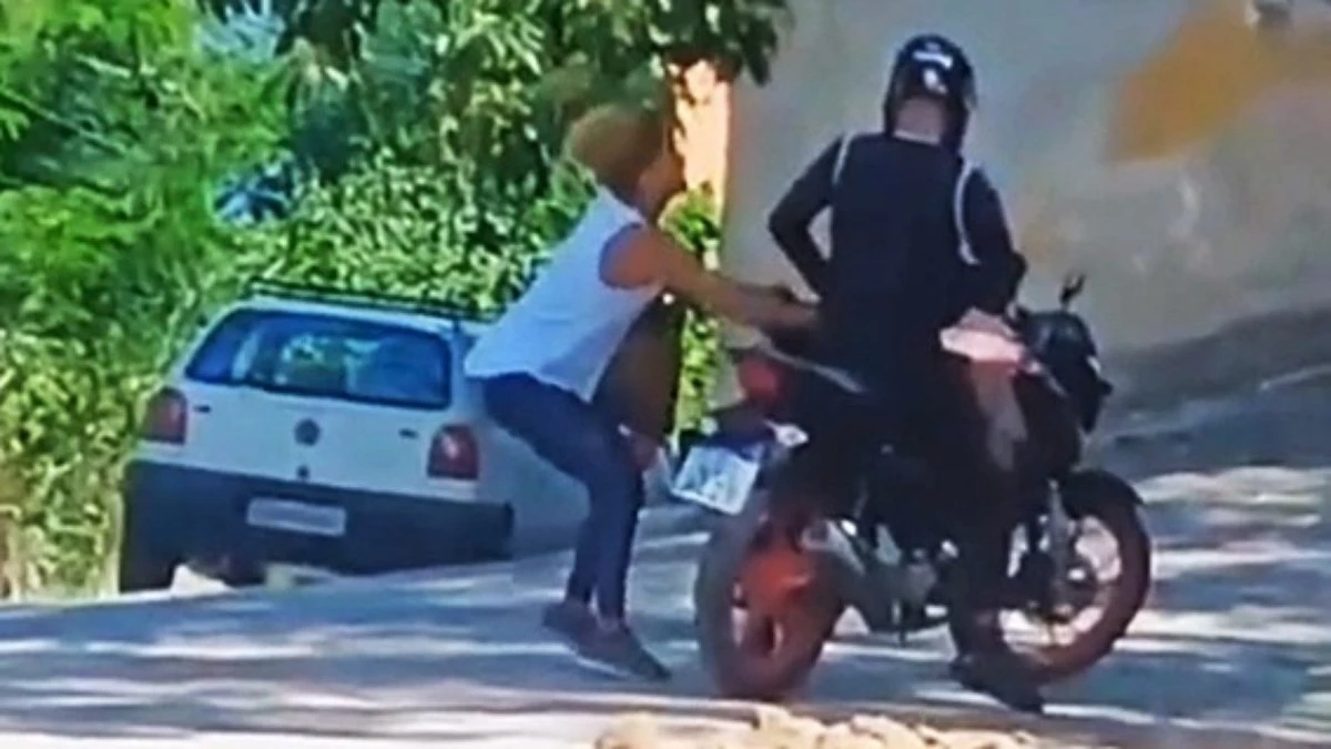 VÍDEO: mulher surta com motociclista de app que recusa viagem