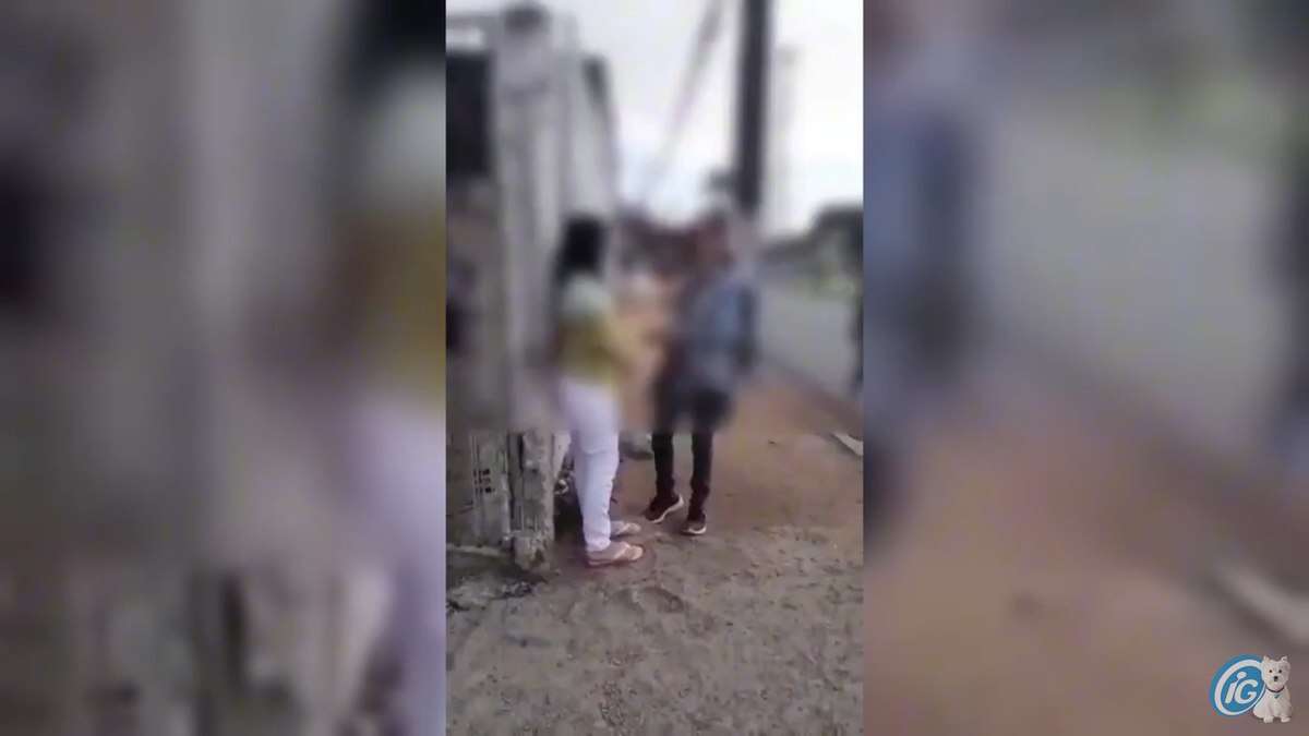 Vídeo: idoso tenta beijar adolescente e sofre agressão após emboscada da família