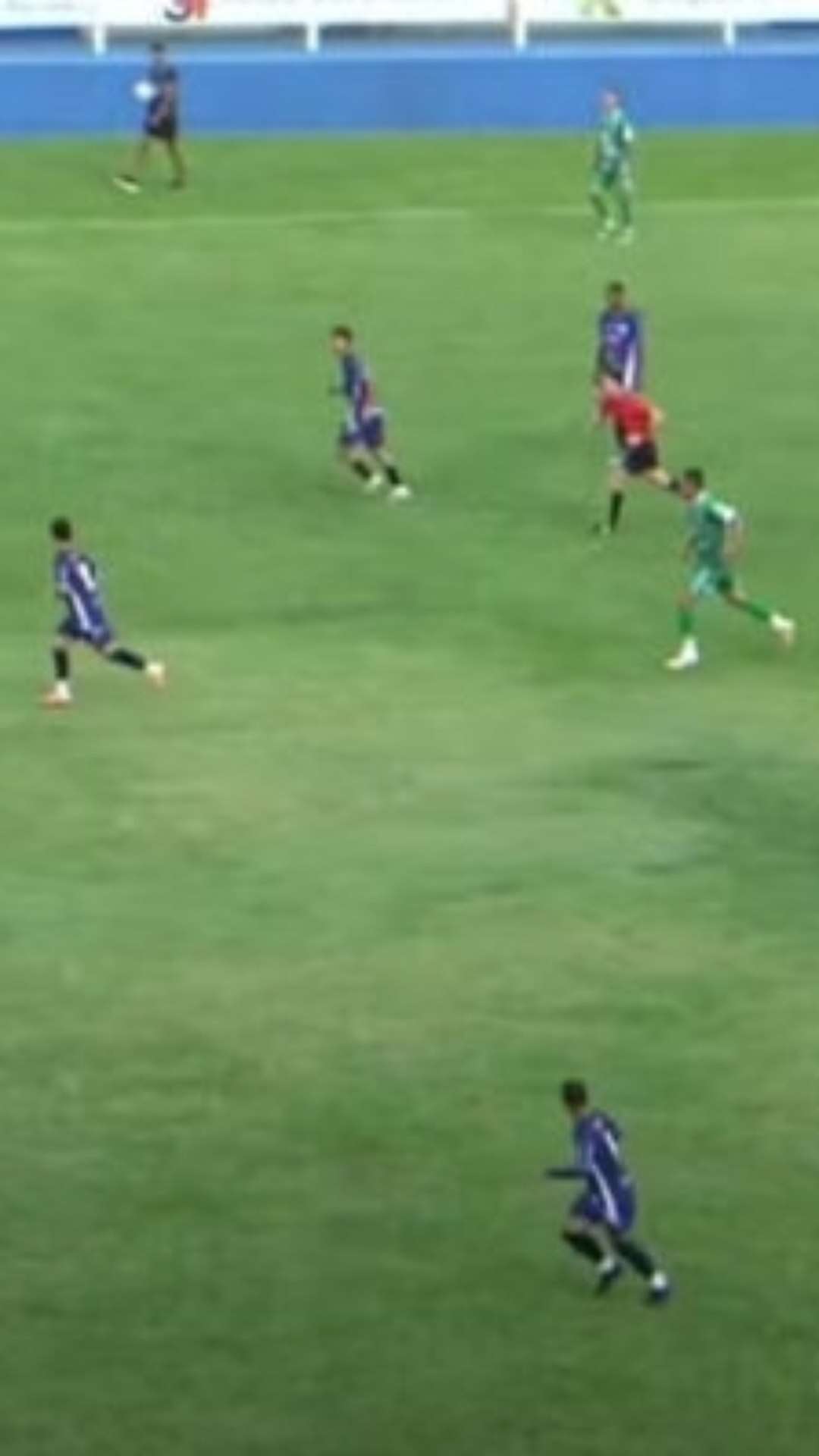 Jogador do Iraty chuta antes do meio-campo e marca golaço