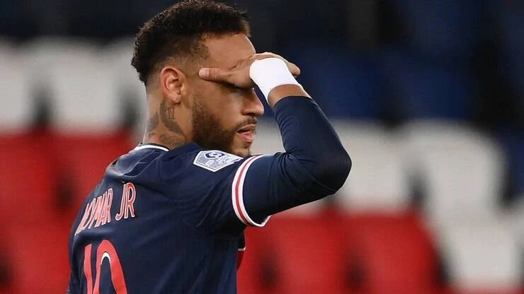Neymar estaria disposto a renovar o contrato e aguarda posição do PSG