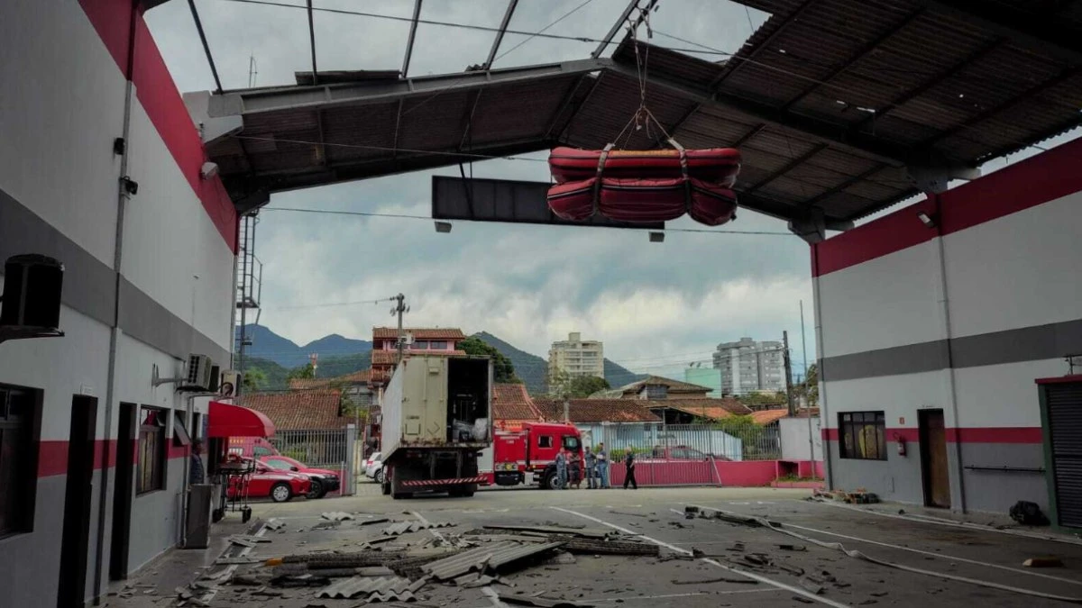 Ventania derruba telhado dos bombeiros no litoral de São Paulo