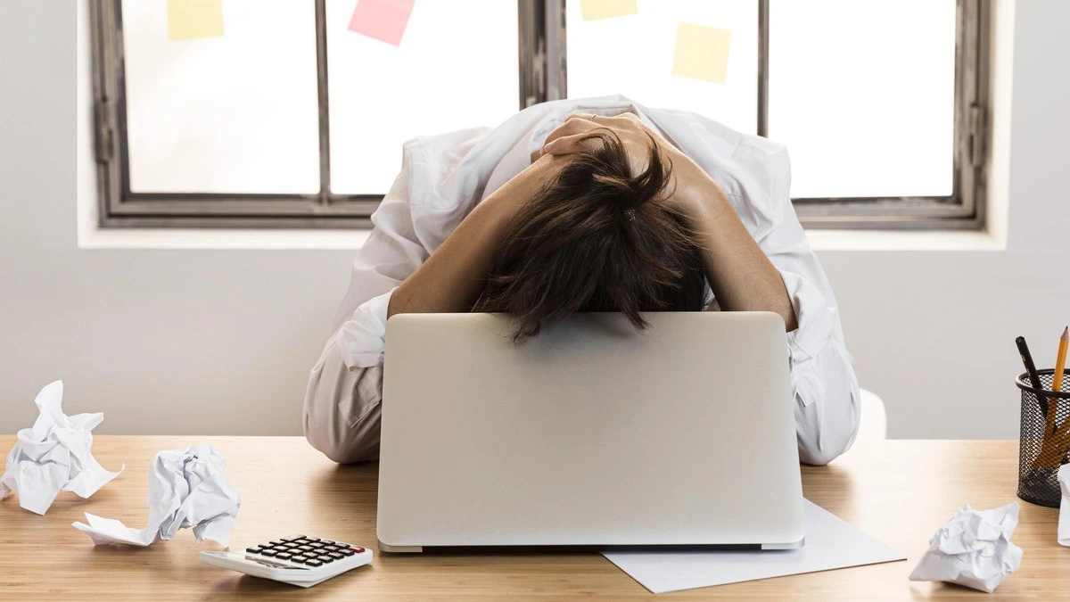 Casos disparam, mas governo adia NR de saúde mental no trabalho
