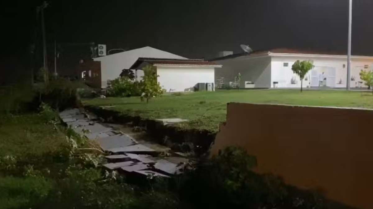 Muro de hospital cai durante temporal na Paraíba